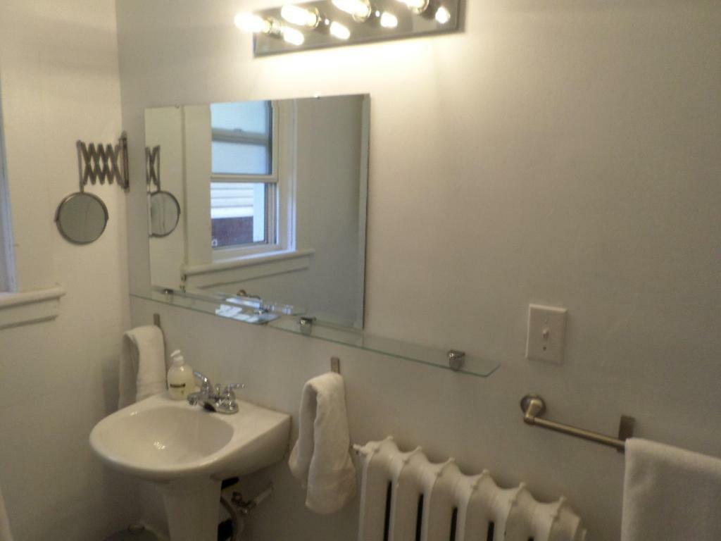 Apartament Beautiful, Clean, Quiet 2 Br-In Downtown Ottawa. Parking, Wifi And Netflix Included Zewnętrze zdjęcie